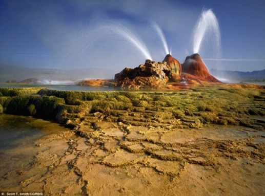 Newsflash 2 Suối nước nóng tự nhiên Geyser Hot Spring phun trào trên Sa mạc Đá Đen ở Nevada, Mỹ