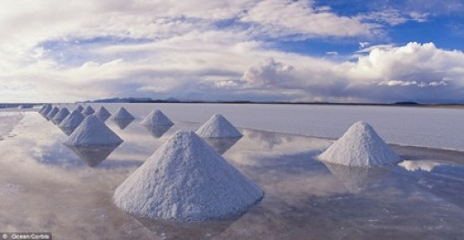 Newsflash 2 Cánh đồng Salar de Uyuni lớn nhất thế giới nằm ở miền nam đất nước Bolivia, gần dãy núi Andes