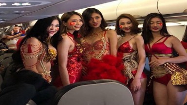 Phẫn nộ với clip người mẫu mặc bikini đón U23 VN