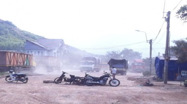 Bình Định: Đem xe máy chặn xe tải để... chống bụi