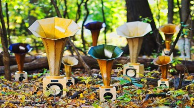 Giấy báo "tái sinh" thành loa nghe nhạc thủ công