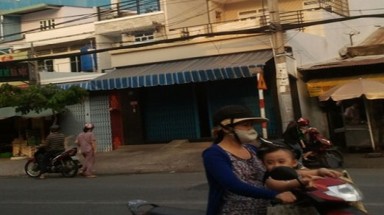     TPHCM: Tạt hóa chất kinh hoàng trong quán cà phê