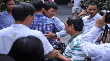  Bắt tạm giam phóng viên báo Tuổi Trẻ