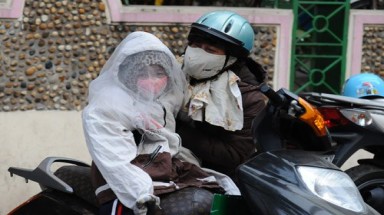 Người Hà Nội chống rét trên phố