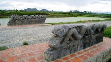 Lý giải bí ẩn đôi rồng đá mất đầu ở Thành nhà Hồ