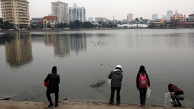  Hà Nội tiễn ông Táo, thả cá lẫn rác xuống hồ 