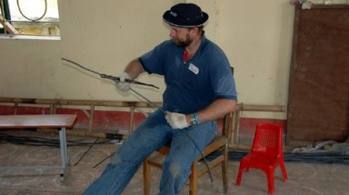 Đại sứ uốn thép xây nhà từ thiện