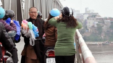 Nhà sư xin.. rác trên cầu Chương Dương