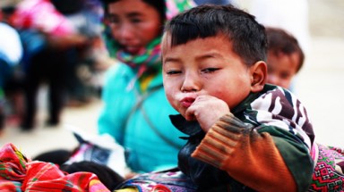 Trẻ em biên cương đón Tết trong giá lạnh