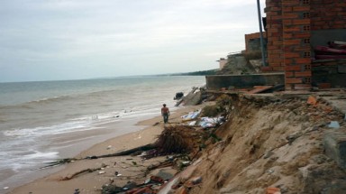 Phan Thiết: Hàng chục ngôi nhà sập do biển xâm thực
