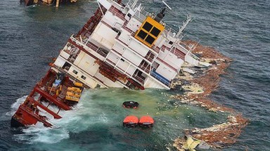  Rò rỉ dầu từ tàu chở hàng Rena tại New Zealand