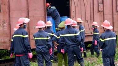  Tàu chở axit bị rò rỉ 