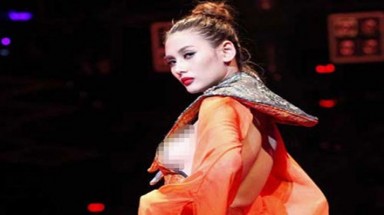 Chân dài... lách luật!