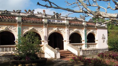     Lăng Hoàng gia ở Gò Công