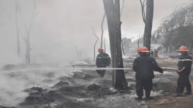  Đốt rác, cháy kho phế liệu 