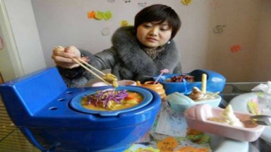 Vào nhà "vệ sinh"... ăn tiệc