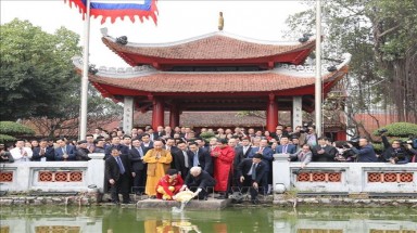 Tổng Bí thư, Chủ tịch nước Nguyễn Phú Trọng thực hiện nghi thức thả cá chép tiễn ông Táo