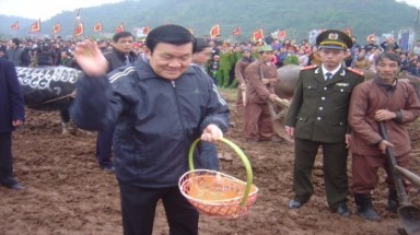  Chủ tịch nước Trương Tấn Sang cày ruộng, gieo hạt giống 