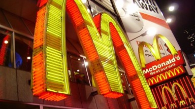 Sếp McDonald bị tố cưỡng hiếp nhân viên