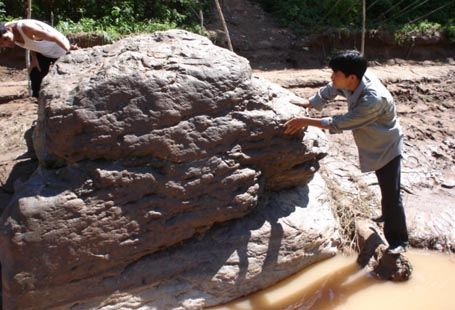 Những hòn đá "bí ẩn" bên thủy điện Sơn La