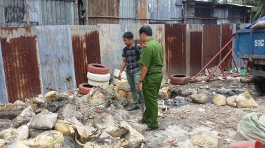 TP HCM: Bắt quả tang một đối tượng đổ chất thải nguy hại ra môi trường