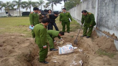     Hải Dương: Hơn 12 tấn chất thải chôn lấp trái phép