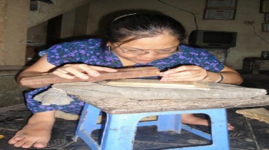 Người phụ nữ đi... bằng tay