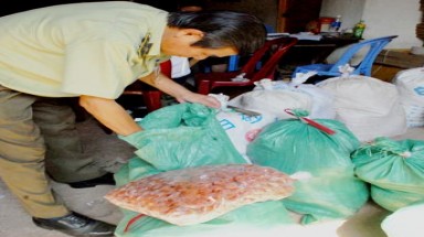Bánh kẹo ngày Tết: Ruột Trung Quốc, vỏ... Việt