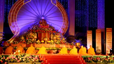  Hàng nghìn phật tử dự lễ hội hoa đăng cầu nguyện năm mới