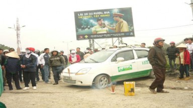     Tài xế taxi Mai Linh chết bất thường trong xe