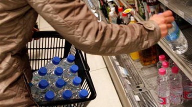  Thành phố đầu tiên ở Mỹ cấm nước uống đóng chai
