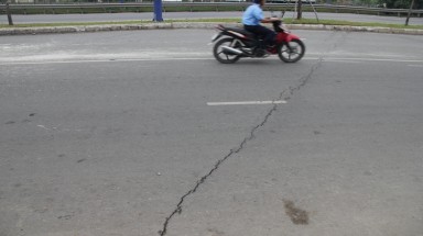    Nứt trên Đại lộ Đông Tây: Sửa chữa ngay trong tháng 1/2013