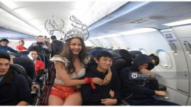 Bộ trưởng VH-TT-DL chỉ đạo làm rõ việc "biểu diễn bikini" trên chuyến bay đón U23 Việt Nam