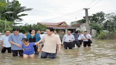 Bộ Tài nguyên và Môi trường thăm và tặng quà cho người dân vùng bị lũ lụt tại Thanh Hóa