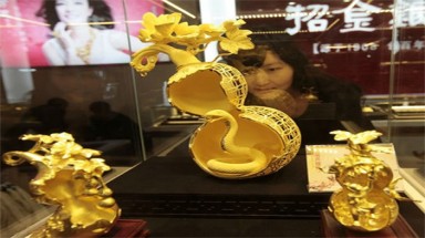 Rắn bằng vàng thật giá hơn 150 triệu đồng