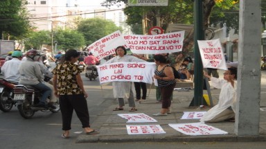    Mặc áo tang khiếu nại trước Sở Y tế TPHCM