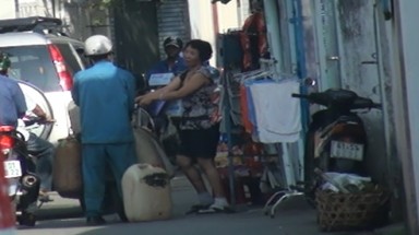 “Ăn đêm” xăng máy bay