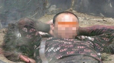  Kỳ dị thanh niên cắn cổ... hút máu đà điểu