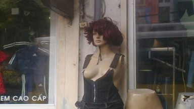  Lạnh người với những “thiếu nữ” khoả thân giữa phố!