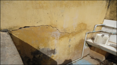  Thầy trò... nín tiểu vì nhà vệ sinh hư hỏng