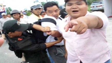 Bị còng tay khi tác nghiệp
