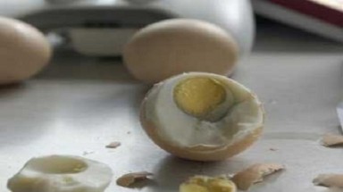  Trứng gà giả tái xuất thị trường