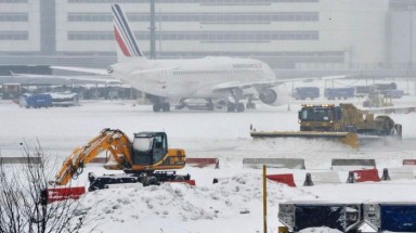   Châu Âu chìm trong tuyết, nhiều chuyến bay hủy bỏ