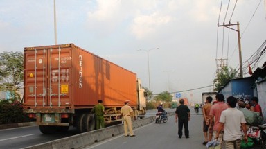   TP.HCM: Ngã ra đường, bị xe đầu kéo cán chết