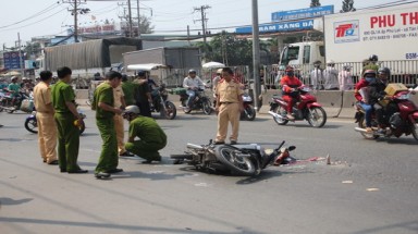   TP.HCM: Bé trai bị xe container cán chết sau khi dự tiệc cưới