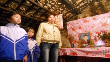 Ba mẹ con sống trong chuồng lợn cũ