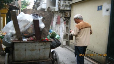 Tiếng kẻng rác thân quen xóm nhỏ