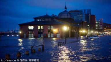 Bão làm vỡ đê gây lũ lụt ở thành phố Hamburg Đức