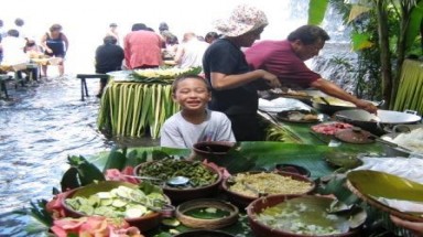 Nhà hàng nằm dưới chân thác