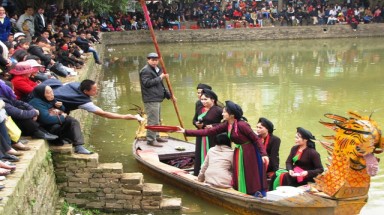 Vừa hát quan họ vừa ngả nón “xin tiền”